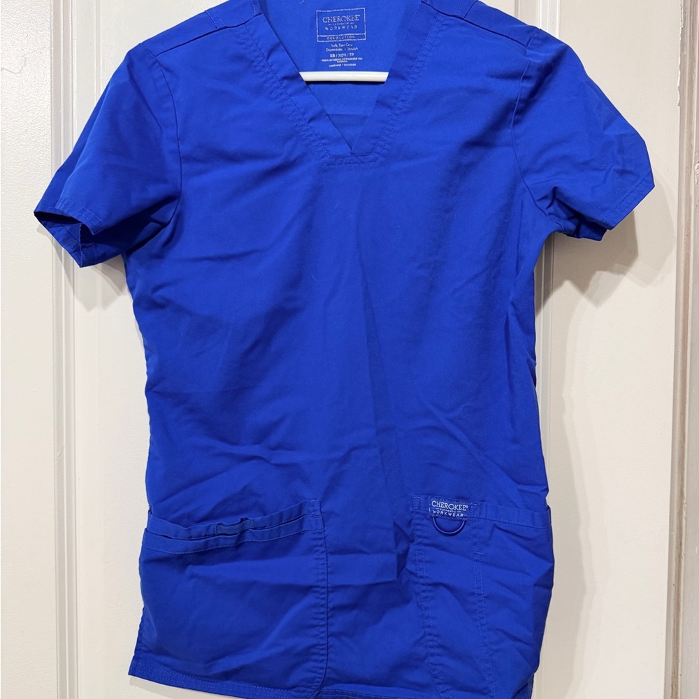 Women’s Cherokee Workwear Revolution Scrub Top. XS